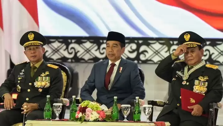 Presiden Joko Widodo (tengah) didampingi Prabowo Subianto (kanan) dan Jenderal TNI Agus Subianto (kiri) di Mabes TNI, Jakarta, Rabu (28/2). [Foto: ANTARA]