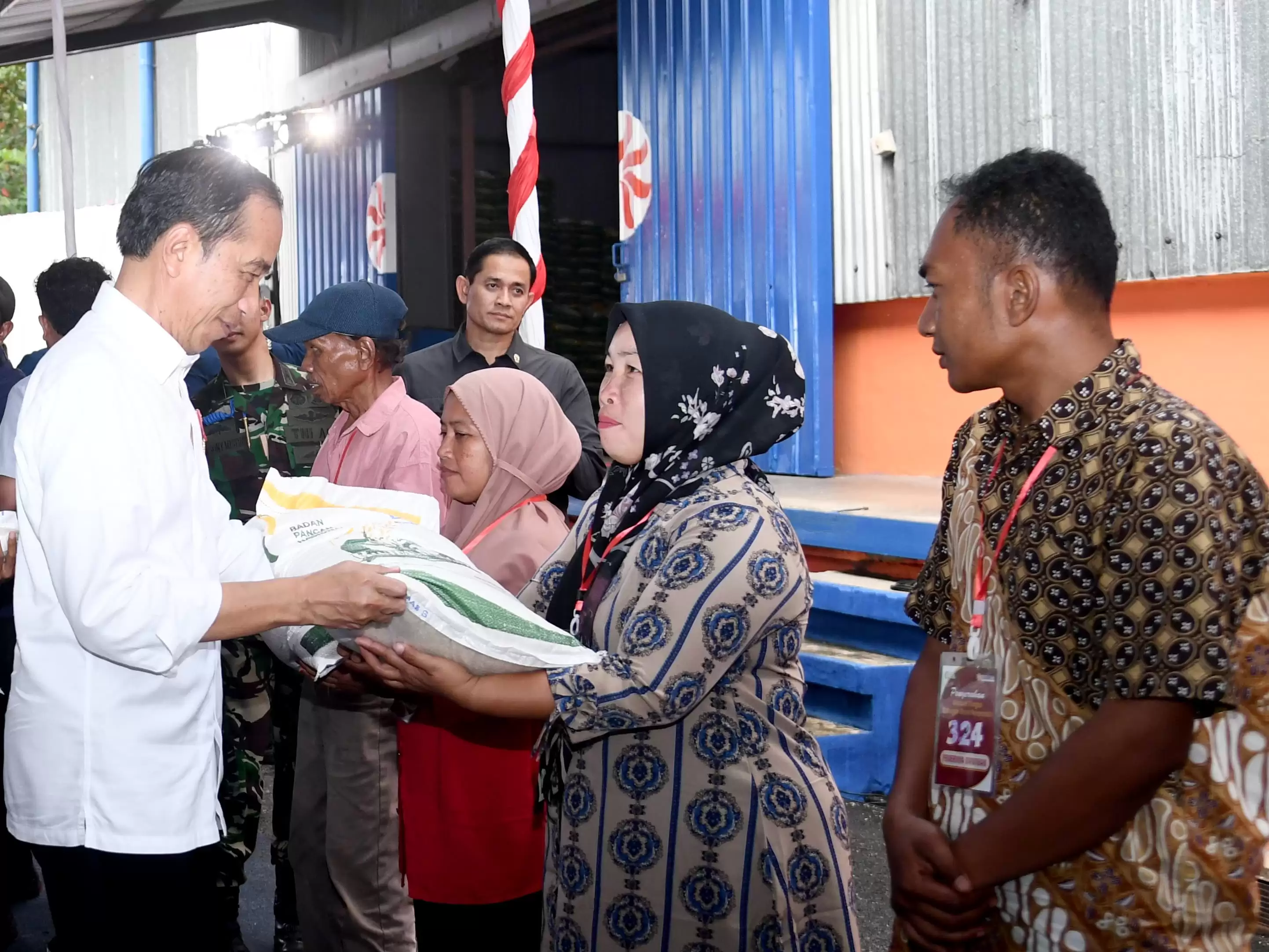 Ilustrasi - Presiden Joko Widodo saat membagikan beras kepada masyarakat. (Foto: dok setkab)