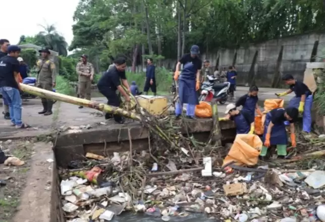 Petugas sedang membersihkan sampah di genangan air (Foto: Dok PUPR Kota Tangerang)