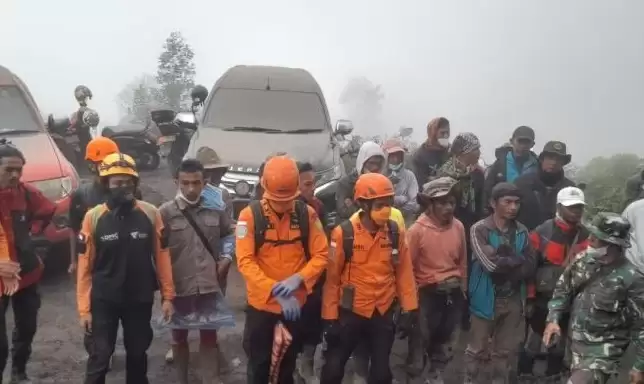 Tim pencari korban erupsi gunung Marapi. [Foto: Harian Singgalang]