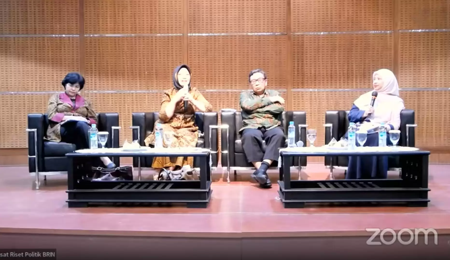 Tangkapan Layar - Peneliti BRIN, Siti Zuhro menyampaikan pemaparannya dalam acara diskusi pusat politik BRIN bertajuk “Demokrasi di Ujung Tanduk”, Rabu (7/2)