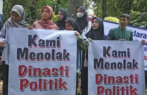 Civitas akademika dan alumni UIN Syarif Hidayatullah Ciputat membentangkan spanduk Tolak Dinasti Politik, Senin (5/2) (Foto: MI/Repro ANTARA)