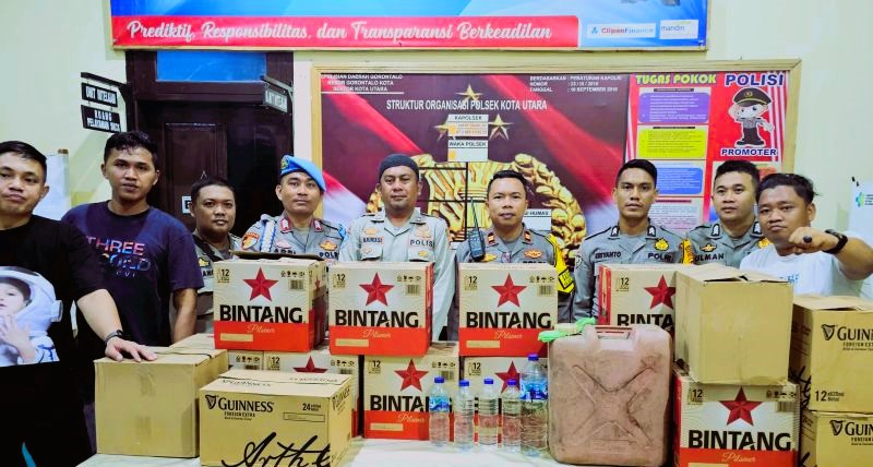 Jajaran Kepolisian Sektor (Polsek) Kota Utara menunjukkan barang bukti minuman keras sitaan di Kota Gorontalo, Gorontalo. (Foto: ANTARA)