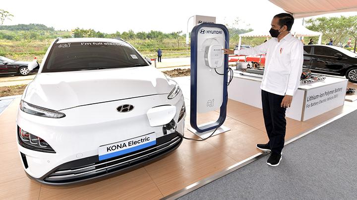 Presiden Joko Widodo meninjau sebuah kendaraan listrik (Foto : Setpres)
