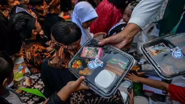 Guru membagikan makanan sehat yang kepada siswa di TK Islam Alam Nusantara, Cinunuk, Kabupaten Bandung, Jawa Barat.