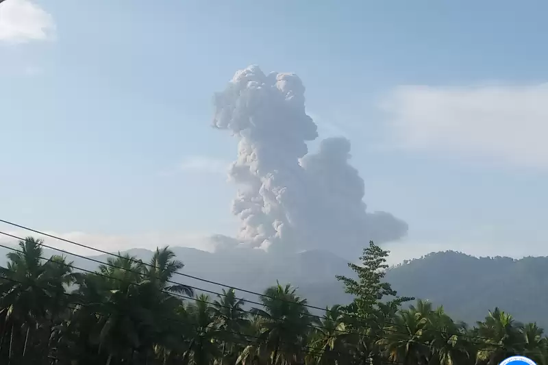Tangkapan layar rekaman CCTV yang memperlihatkan erupsi material dari kawah Gunung Dukono di Pulau Halmahera [Foto: Ant)