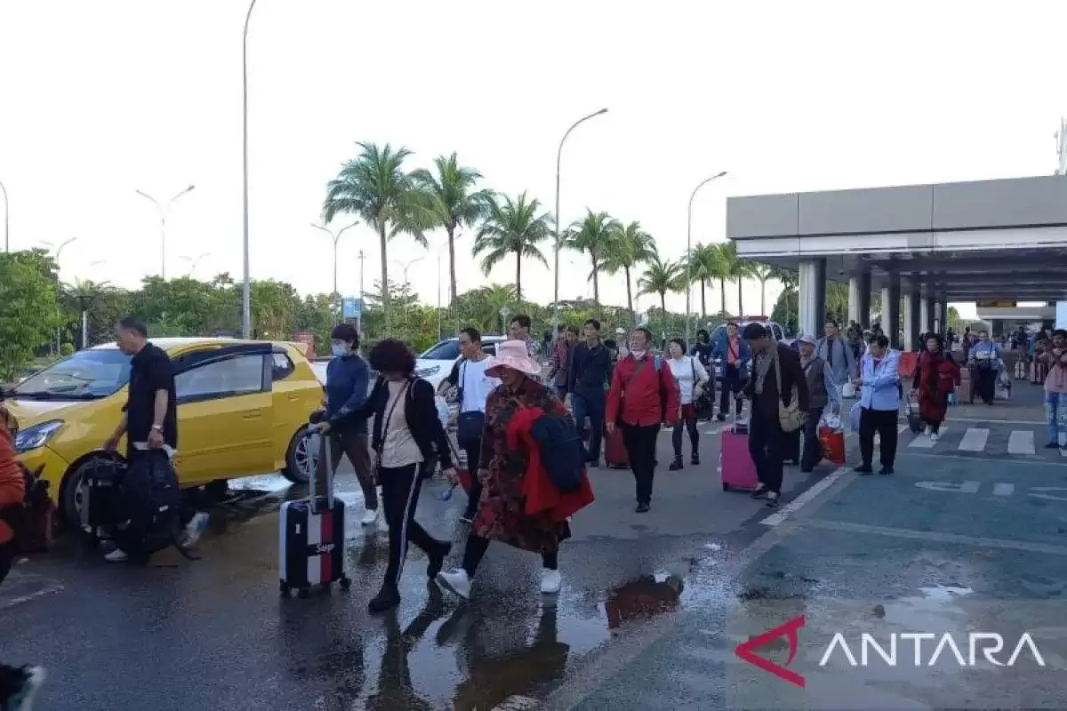 Penumpang penerbangan perdana dari China di Bandara Internasional Hang Nadim Batam, Kepri, Minggu (21/1). (Foto: ANTARA)
