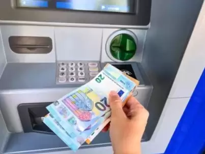 Ilustrasi Pengambilan Uang di ATM (Foto: Shutterstock)
