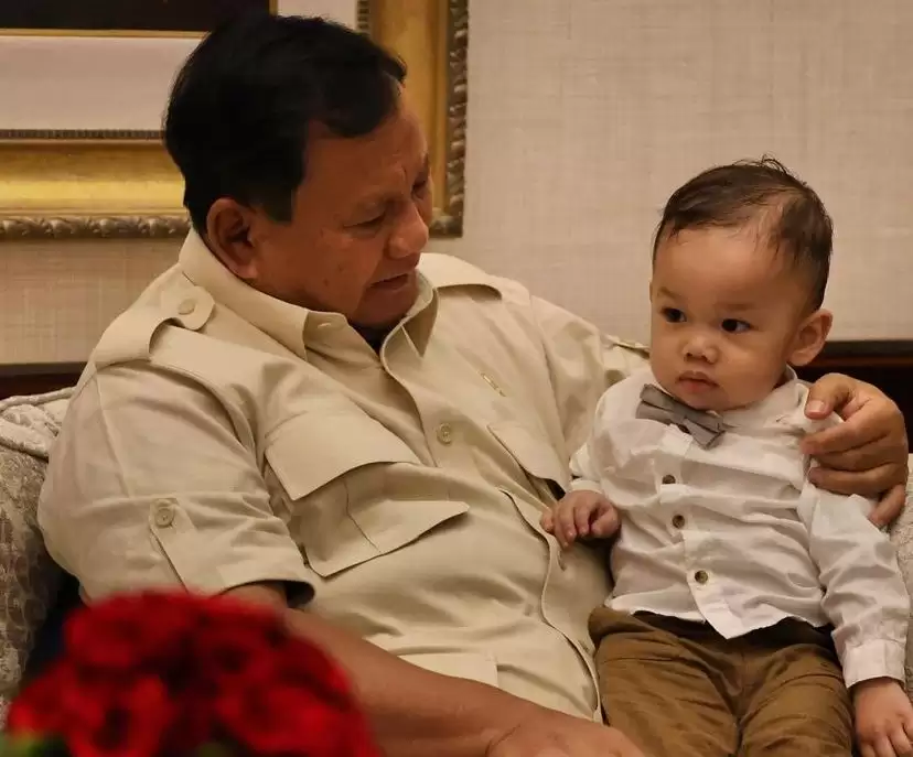 Prabowo Subianto saat memangku bayi jenius Kenneth Matthew atau Kenkulus [Foto: Instagram/@imchika]