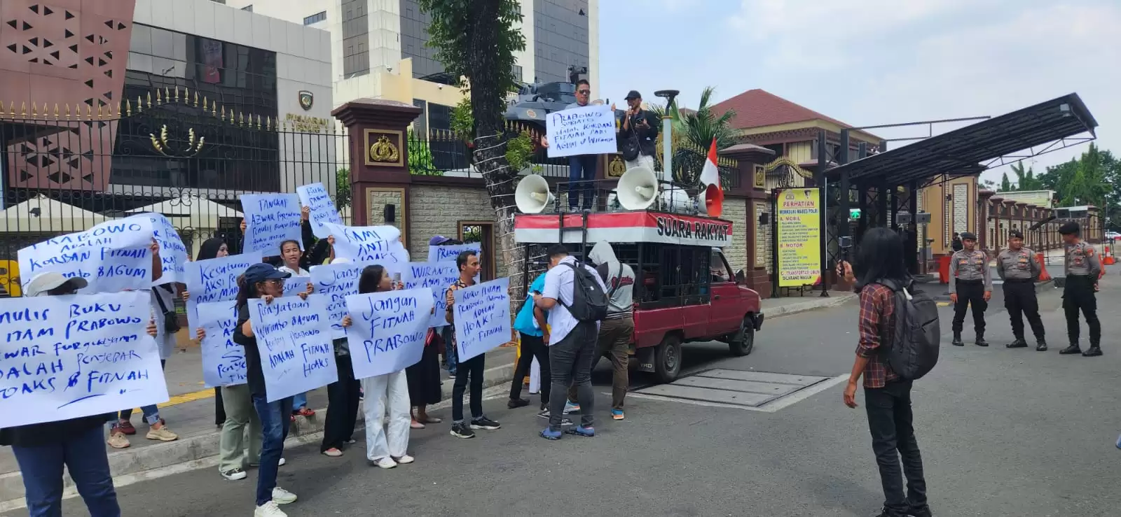 Aksi Massa Membela Prabowo Subianto di Mabes Polri (Foto: Ist)