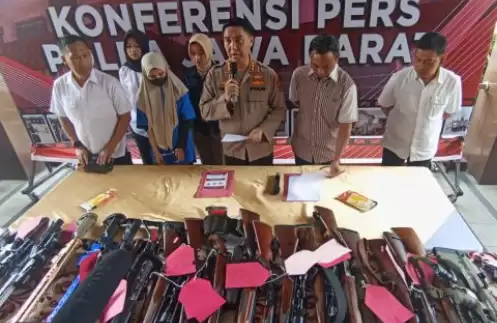 Simpan 20 Senpi Ilegal, IRT di Bandung Ditangkap Polisi