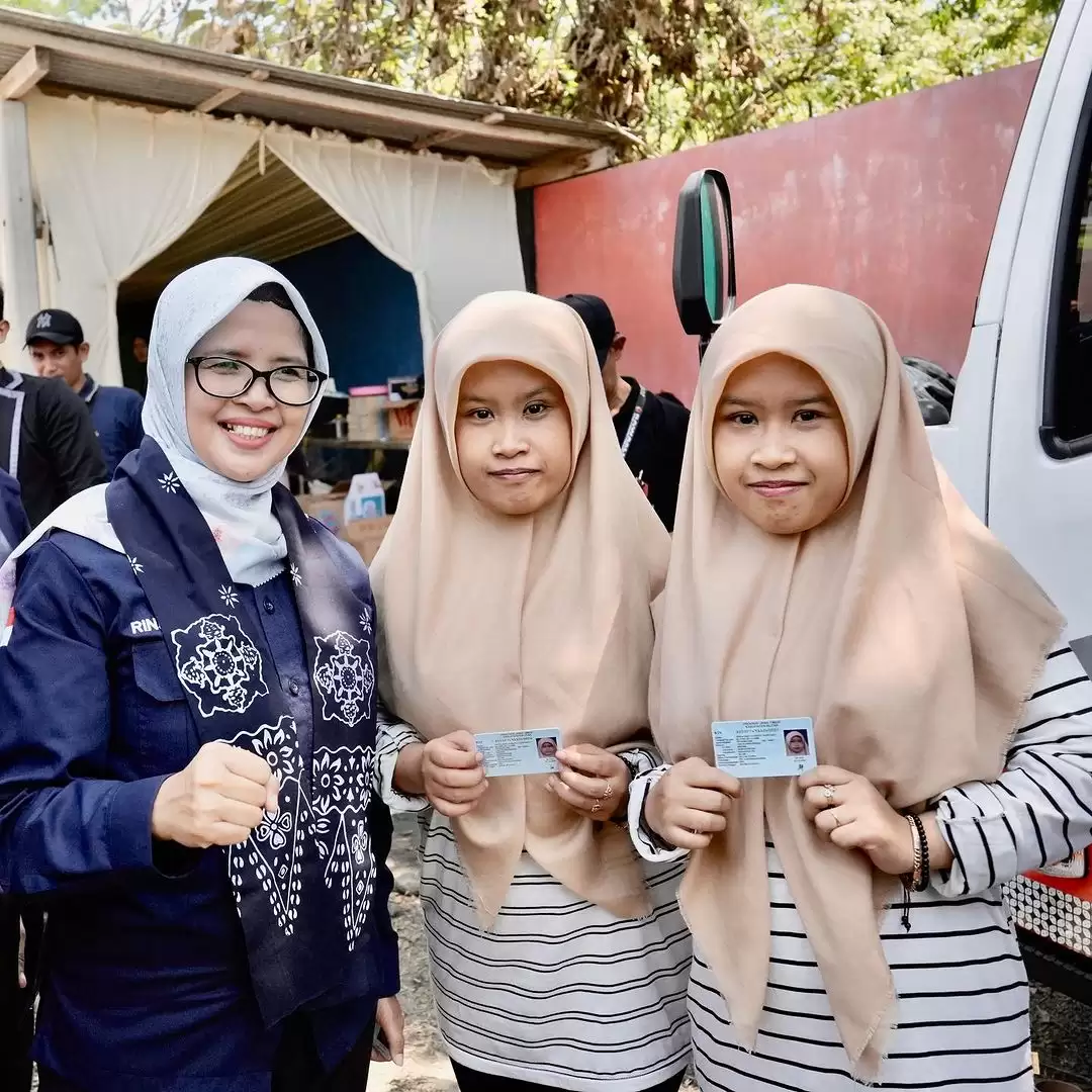 Bupati Blitar Rini Syarifah, saat menyerahkan e-KTP kepada masyarakat. (Foto: Doc Kominfo Pemkab Blitar)