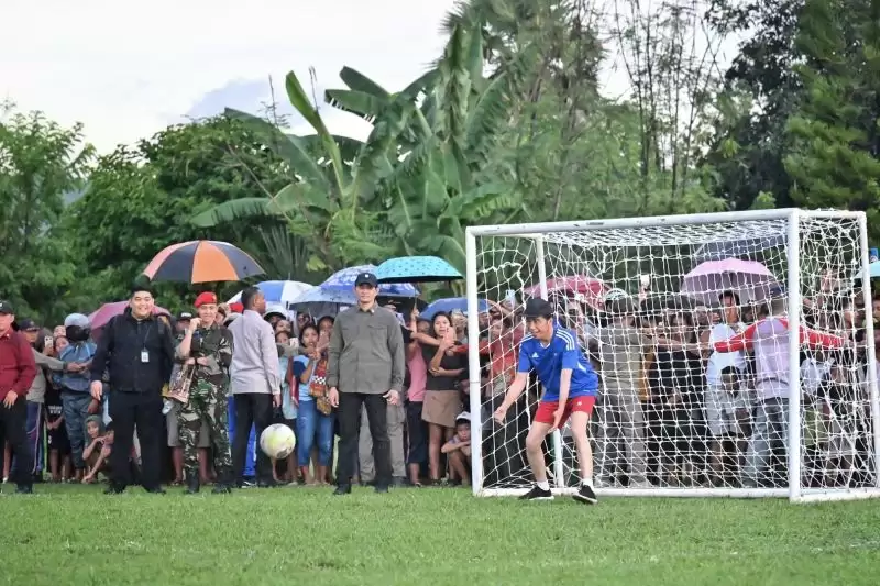 Presiden Joko Widodo bermain sepak bola menjadi penjaga gawang di Lapangan Wae Kesambi di Desa Batu Cermin, Manggarai Barat, NTT, Senin (4/12). (Foto: ANTARA/HO-Biro Pers Sekretariat Presiden)