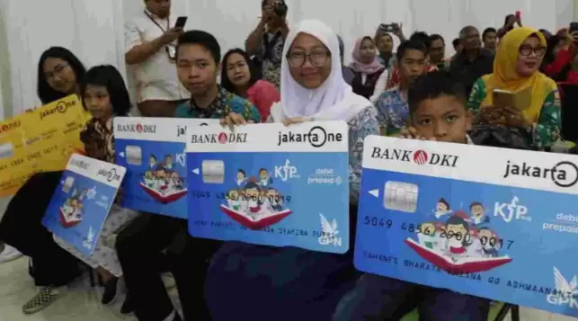 Sejumlah siswa memperlihatkan Kartu Jakarta Pintar (KJP) Plus, yang baru diterimanya di Jakarta, Rabu (6/3/2024). (Foto: ANTARA)