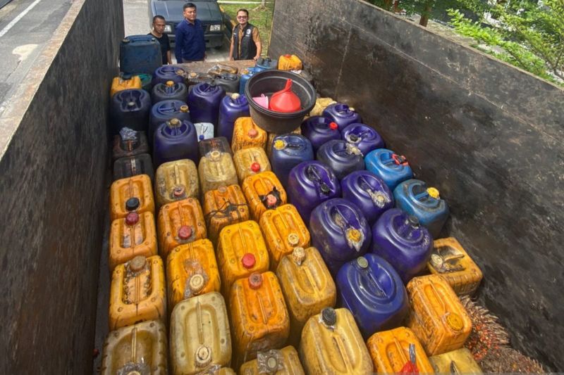 Petugas menyita sebanyak 109 jerigen berisi solar dan mobil pengangkit sebagai barang bukti dugaan penyelewengan bahan bakar minyak jenis solar. (Foto: ANTARA)