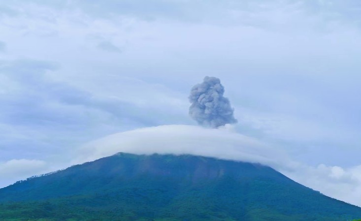 Kolom abu vulkanik membumbung keluar dari kawah Gunung Ili Lewotolok di Pulau Lembata, Nusa Tenggara Timur, Senin (26/2/2024). (Foto: ANTARA)