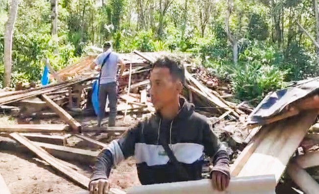 Suasana saat sejumlah warga di Bandar Negeri Suoh Lampung Barat membersihkan serpihan puing bangunan ya g dirusak gajah liar. (Foto: ANTARA)