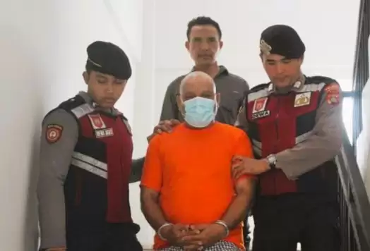 Personel Kepolisian Resor Kawasan Bandara I Gusti Ngurah Rai, Bali, menggiring tersangka KMS (43), pelaku pencurian barang penumpang, di Mapolres Bandara I Gusti Ngurah Rai, Bali, Kamis (7/3/2024). (Foto: ANTARA)