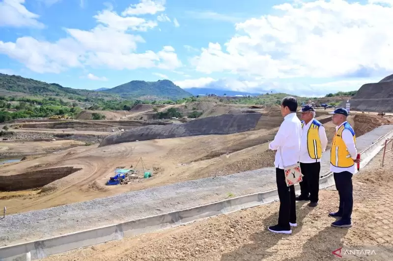 Presiden Joko Widodo meninjau progres pembangunan Bendungan Mbay di Kabupaten Nagekeo, NTT, Selasa (5/12). (Foto: ANTARA/HO-Biro Pers Sekretariat Presiden/Muchlis Jr)