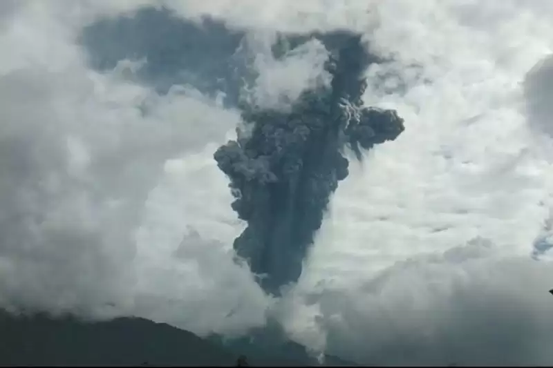 Kondisi Gunung Marapi saat erupsi, Minggu (3/12). [Foto: Antara/HO- BPBD Agam]