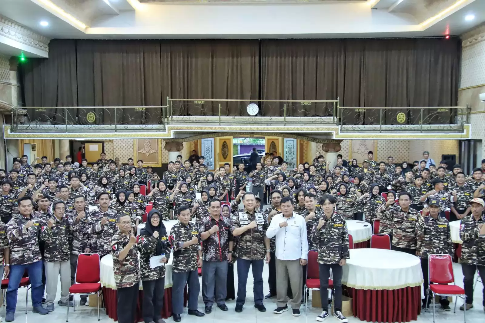 Ketua MPR RI Bambang Soesatyo, foto bersama dengan anggota FKPPI Banjarnegara, Kamis (25/1) [Foto: Doc. MPR]