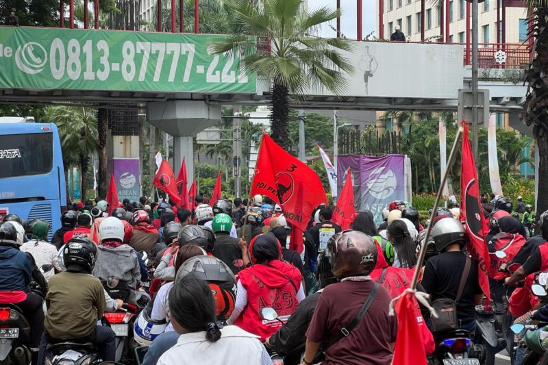 Tim Pemenangan Daerah (TPD) Ganjar-Mahfud DKI Jakarta berjalan menuju kampanye akbar di Gelora Bung Karno, Jakarta, Sabtu (3/2/2024). (Foto: ANTARA)