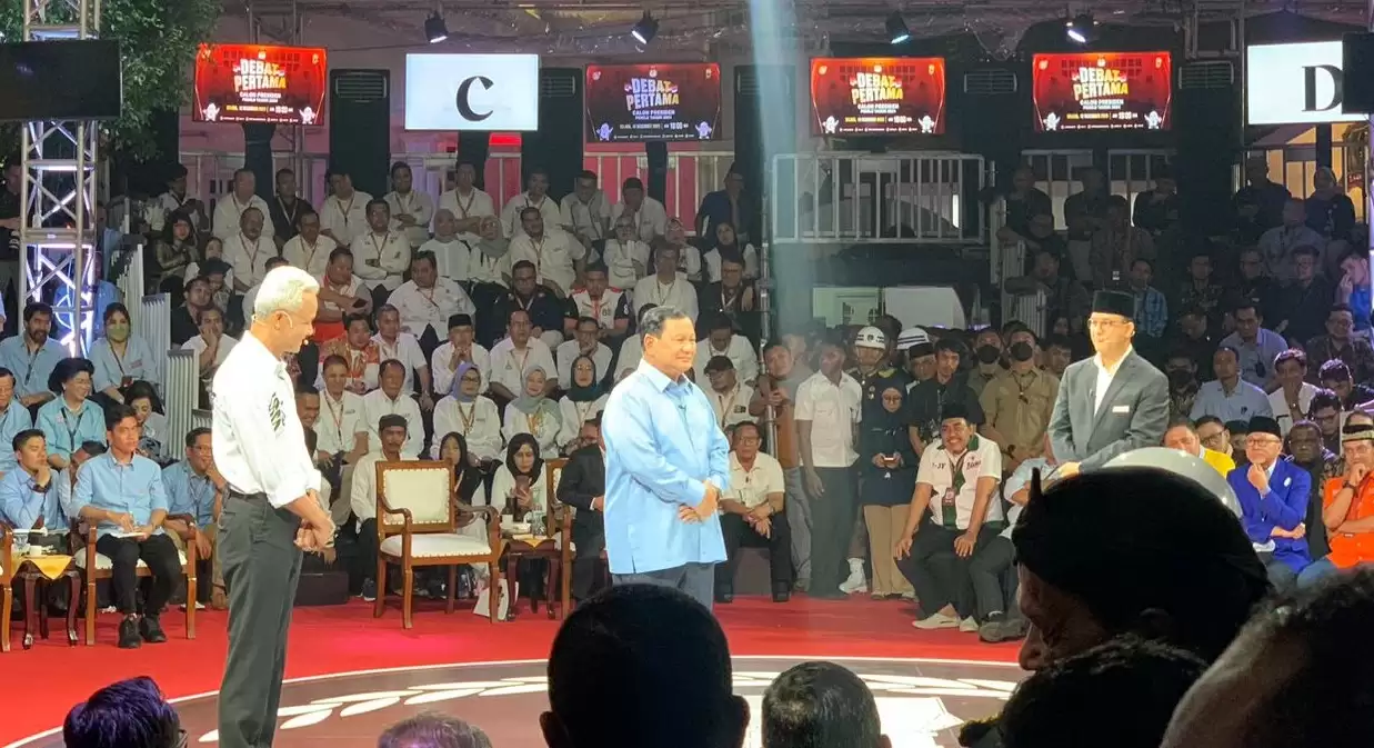 Capres Ganjar Pranowo (kiri), Prabowo Subianto (tengah) dan Anies Baswedan (kanan) dalam arena debat pilpres 2024 di KPU RI (Foto: Dok MI)