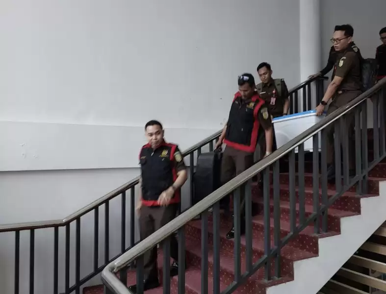 Tim Kejaksaan Tinggi (Kejati) Sumatera Barat (Sumbar) sedang membawa berkas bukti dugaan korupsi Disdik (Foto: Istimewa)