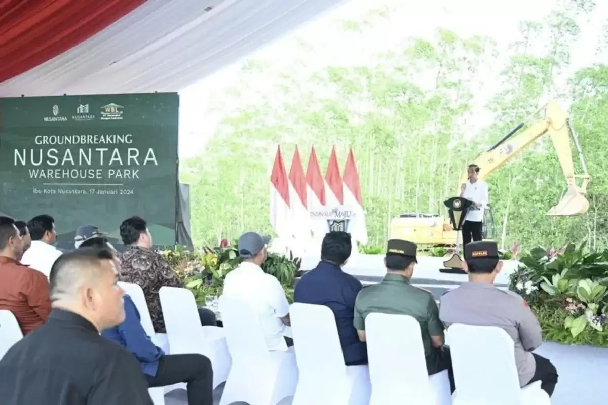 Presiden Joko Widodo saat berpidato dalam agenda peletakan batu pertama pembangunan Nusantara Warehouse Park di Ibu Kota Nusantara (IKN), Kabupaten Penajam Paser Utara, Kalimantan Timur, Rabu (17/1). (Foto: ANTARA)