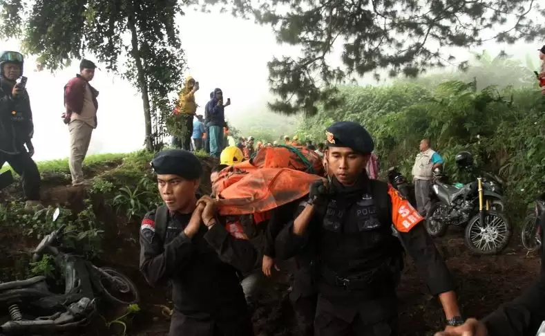 Tim gabungan mengangkat jenazah korban erupsi Gunung Marapi di Nagari Batu Plano, Kabupaten Agam, Sumatera Barat. [Foto: ANTARA/Muhammad Arif Pribadi/aww]