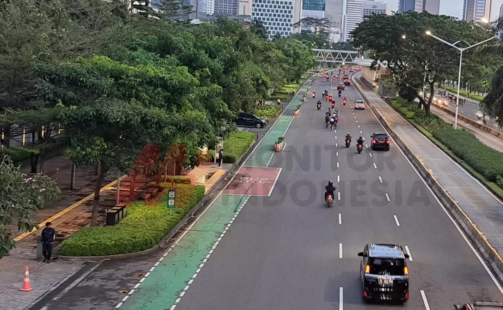 Jalur Sepeda di Jalan Jenderal Sudirman, Jakarta Pusat (Foto: MI/Aswan)
