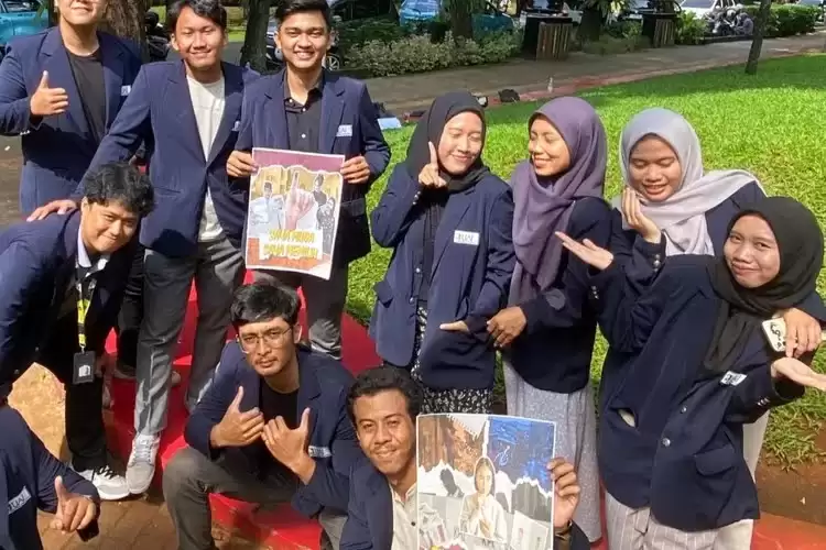 Mahasiswa Universitas Al Azhar Indonesia 2019 melakukan sosialisasi ke masyarakat agar datang ke TPS (Foto: Ist)