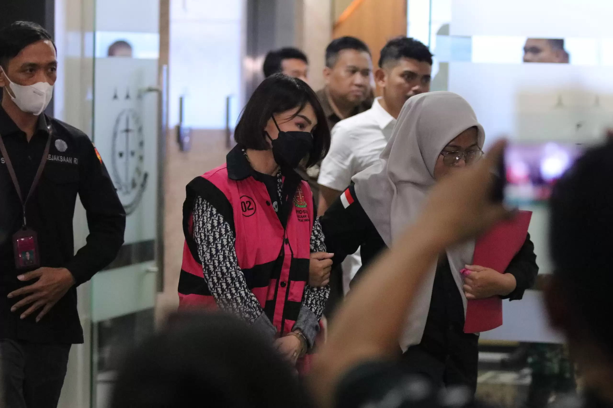 Helena Lim mengenakan rompi tahanan Kejagung RI (Foto: Istimewa)