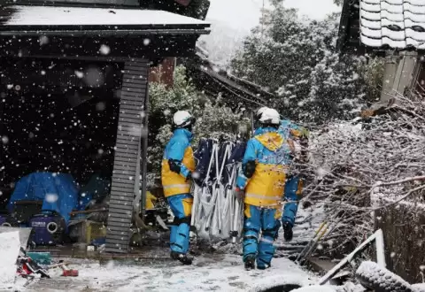 Petugas penyelamat mencari korban gempa di tengah guyuran salju di Suzu, Ishikawa, Jepang (Foto: AFP)