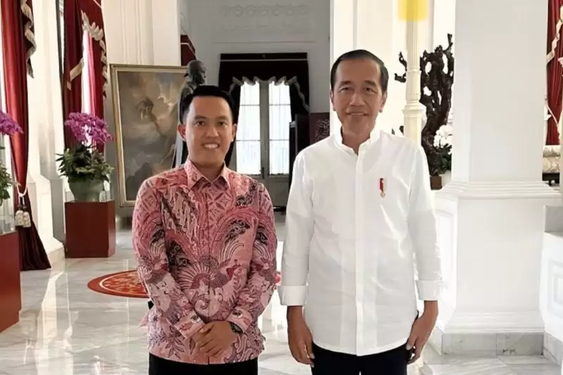 Sekretaris Pribadi Iriana Joko Widodo Sendi Fardiansyah , saat bertemu dengan Presiden Joko Widodo di Istana Merdeka, Jakarta, Senin (18/3/2024). [Foto: Instagram/@sendi.fardiansyah]