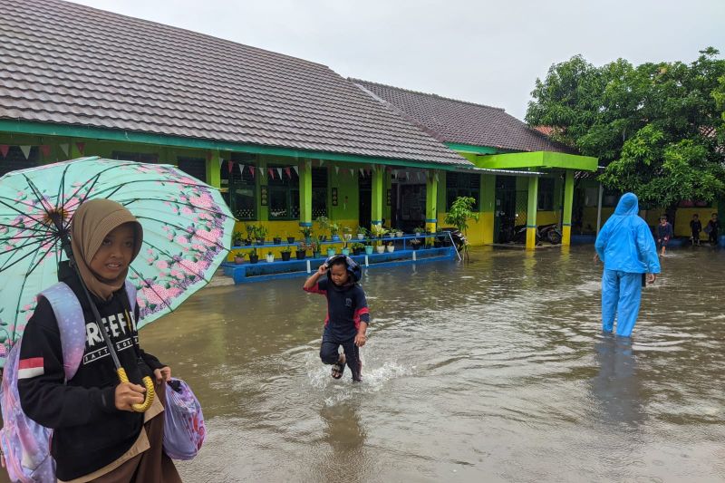 Hujan deras mengguyur Kota Serang akibatnya dua ruang kelas SDN Citerep, Kecamatan Walantaka, Kota Serang, Banten, terendam banjir. (Foto: ANTARA)