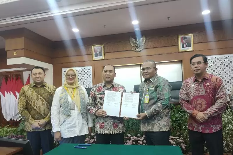 Walikota Kota Jakarta Barat Uus Kuswanto (tengah) menyerahkan sebanyak 84 sertifikat hak pakai (SHP) senilai Rp10,7 triliun atas nama Pemerintah Provinsi DKI Jakarta kepada BPAD)DKI, Kamis (18/1). ANTARA/Risky Syukur