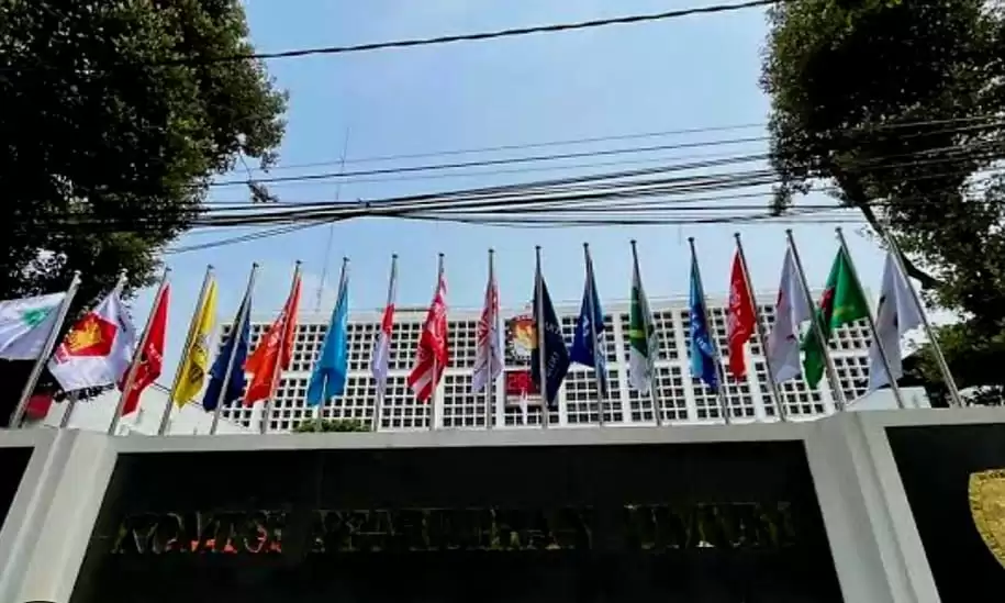 Bendara Partai Politik di depan Gedung KPU RI (Foto: Dok MI)