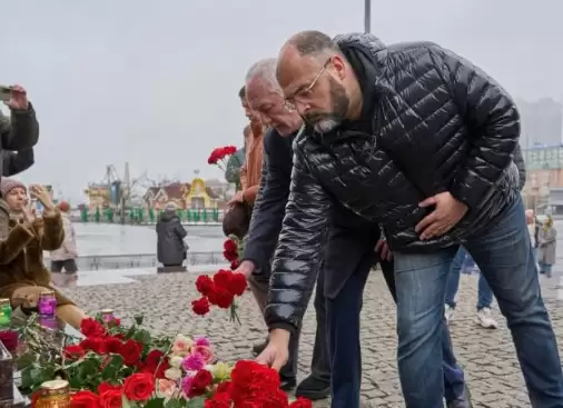 Wali Kota Vladivostok Konstantin Shestakov, meletakkan bunga untuk menghormati para korban serangan teroris Moskow dalam acara peringatan di Vladivostok, Rusia, Sabtu (23/3/2024). (Foto: Xinhua/Guo Feizhou)