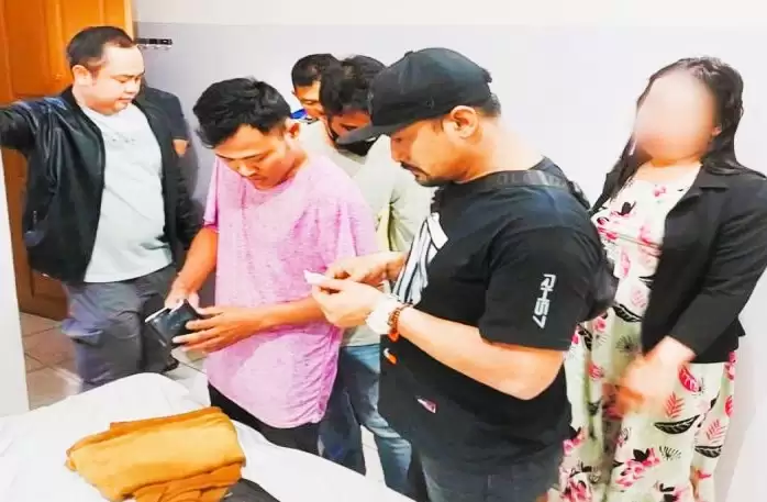 Kapolsek Banjarmasin Tengah Kompol Eka Saprianto saat memimpin patroli/razia dalam rangka pemeriksaan hotel antisipasi pasangan mesum di bulan Ramadhan. (Foto: ANTARA)