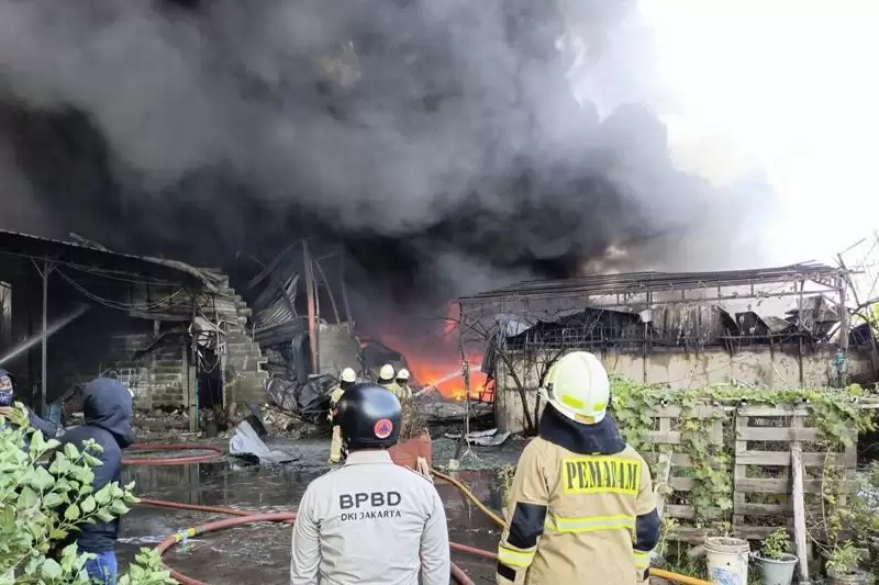 Penampakan kebakaran pabrik las terali, pabrik mebel, pabrik plastik di Jalan Prepedan Dalam, Gang Batok RT/RW 04/09, Tegal Alur, Kalideres, Kamis (8/2). [Foto: ANTARA/HO-BPBD DKI]