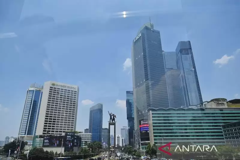 Suasana kawasan Bundaran HI dengan latar belakang langit biru di Jakarta, Selasa (12/9) (Foto: ANTARA)