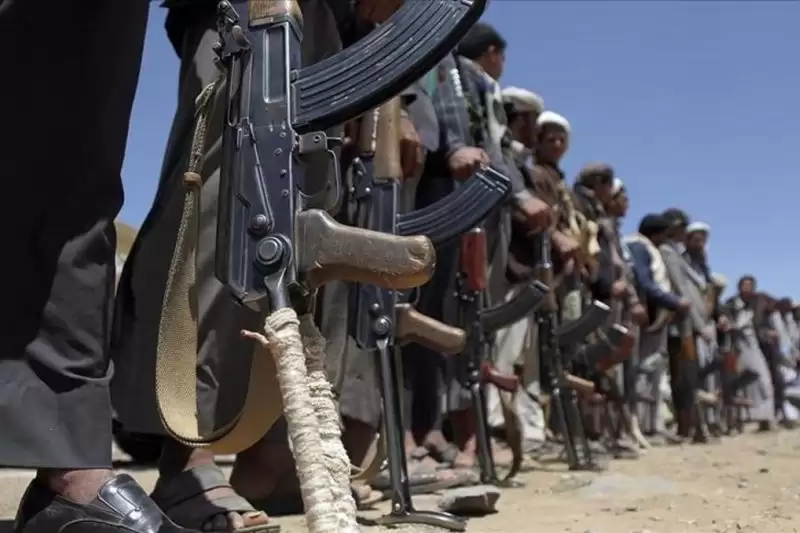 Pasukan Houthi berbaris sambil memegang senjata api. (Foto:  Antara)