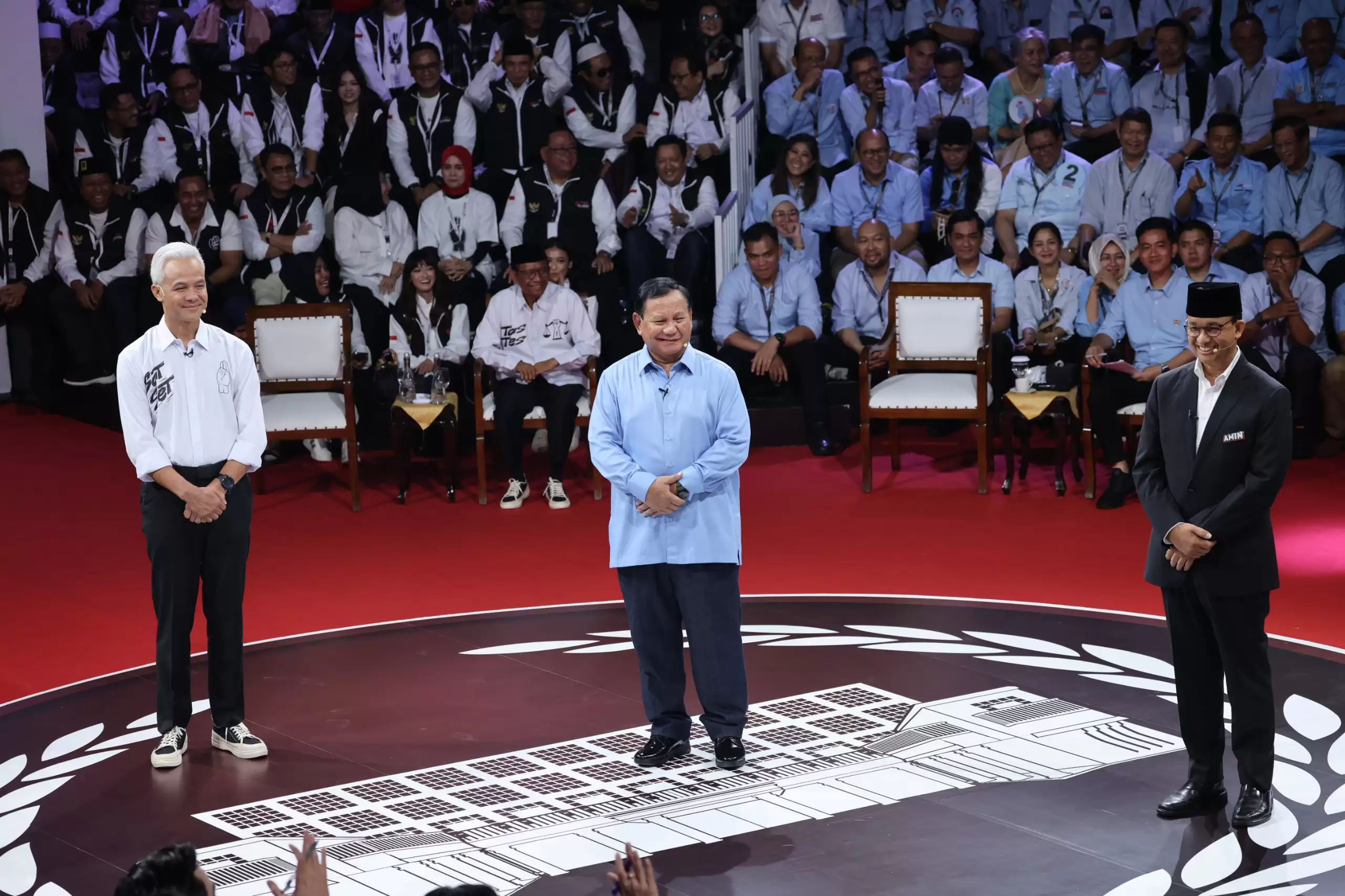 Ganjar Pranowo (kiri), Prabowo Subianto (tengah), Anies Baswedan (kanan) saat Debat Capres Perdana di Kantor KPU RI (Foto: Dhanis/MI)