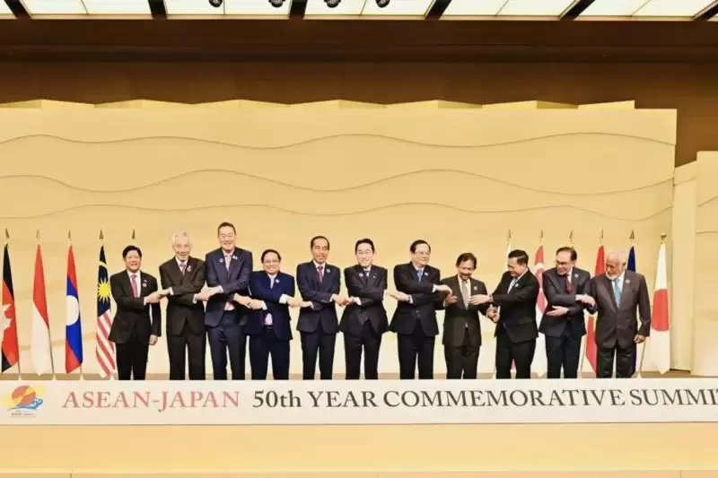 Presiden Joko Widodo menghadiri KTT Perayaan 50 Tahun Hubungan Persahabatan dan Kerja Sama ASEAN-Jepang yang digelar di Hotel The Okura, Jepang, Minggu (17/12). [Foto: Sekretariat Presiden]
