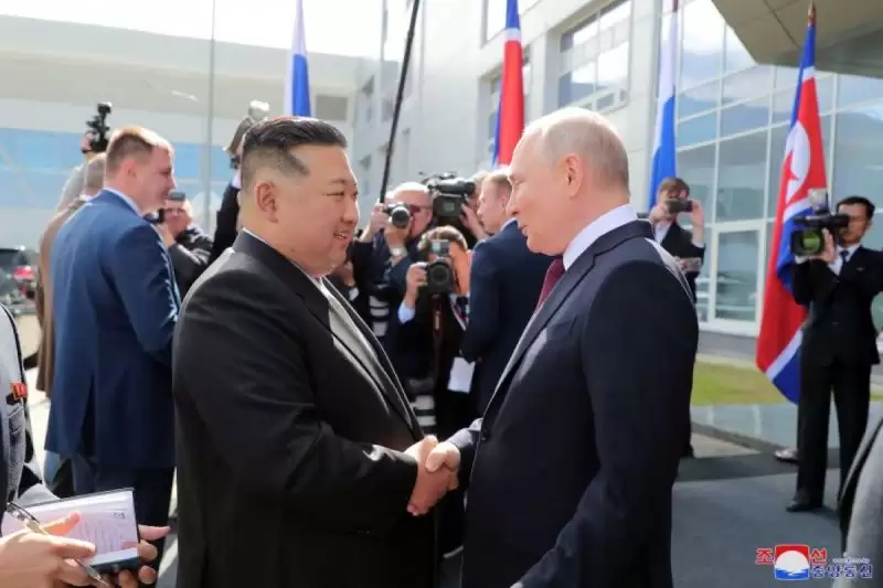 Pemimpin Korea Utara Kim Jong Un (kiri) berjabatan tangan dengan Presiden Rusia Vladimir Putin (kanan) [Foto: ANTARA]