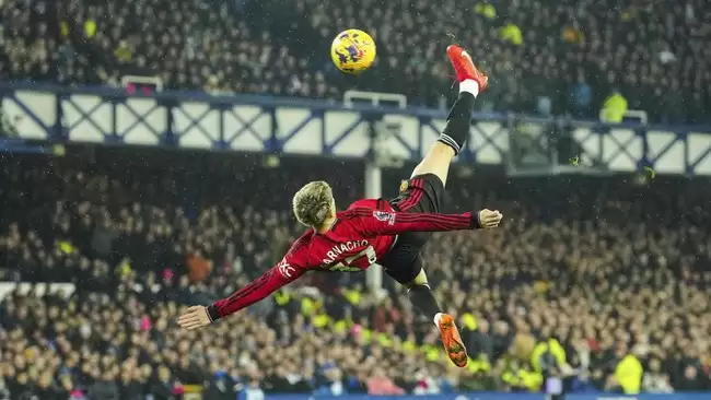 Alejandro Garnacho Cetak Gol Spektakuler Saat MU Mengalahkan Everton (Foto: AP)