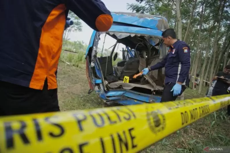 Petugas Ditreskrim Polda Jatim melakukan olah TKP kecelakaan minibus elf vs KA Probowangi di Kecamatan Klakah, Lumajang, Jawa Timur [Foto:Ant]