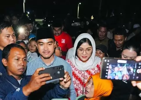 Ketua Umum PSI Kaesang Pangarep didampingi istrinya, Erina Gudono, berfoto dengan masyarakat usai menghadiri Tabligh Akbar di Bandung, Jawa Barat, Jumat (26/1). (Foto: ANTARA/HO-PSI)