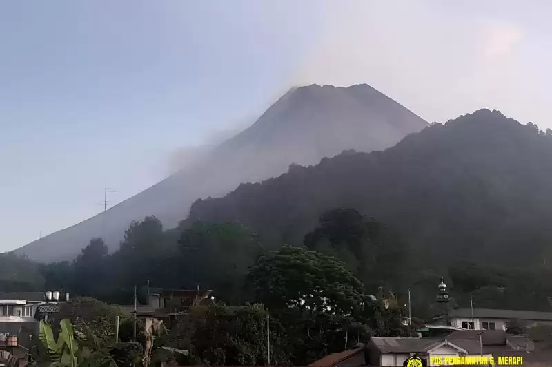Gunung Merapi yang terlihat dari pos pengamatan di Kaliurang, Yogyakarta (Foto: ANTARA)